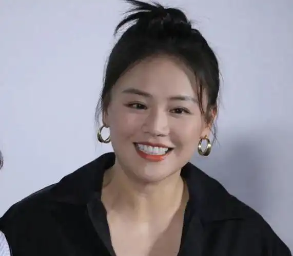 35岁马思纯近照瘦脱相脸颊凹陷皮肤松弛变化大与张哲轩疑分手