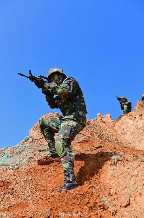 一组火热训练图,带你了解中国军人的帅
