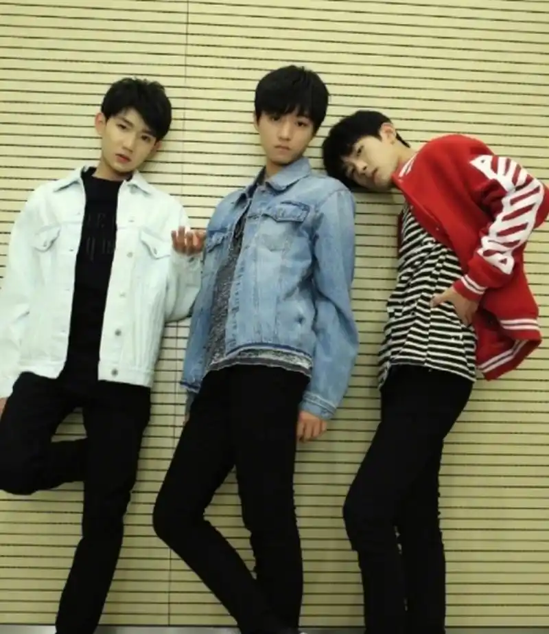 tfboys的十周年演唱会已经官宣,晒一波三小只的合影.