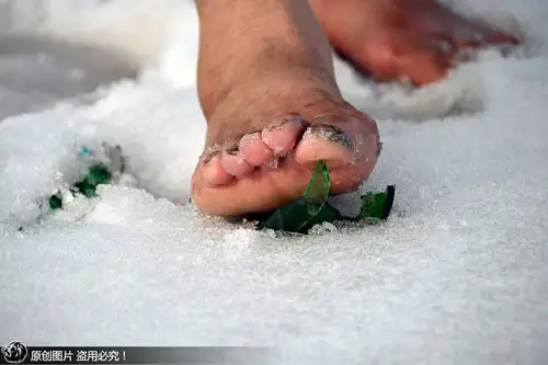 农民光脚踩碎玻璃渣从小不穿鞋 被称"赤脚大仙"表演一次赚千元