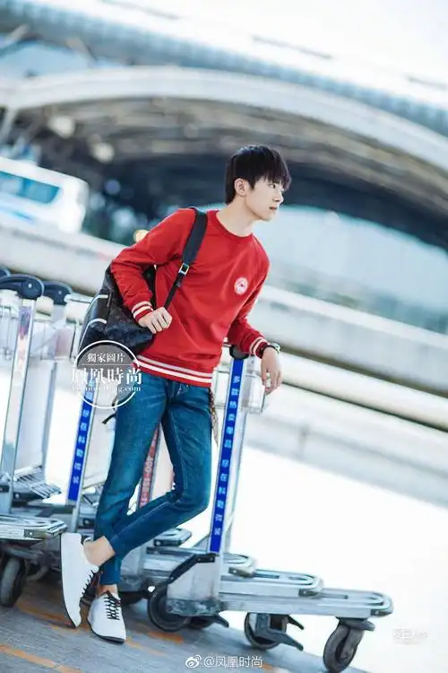 tfboys新闻170510时尚街拍大片来袭易烊千玺红色卫衣亮眼休闲
