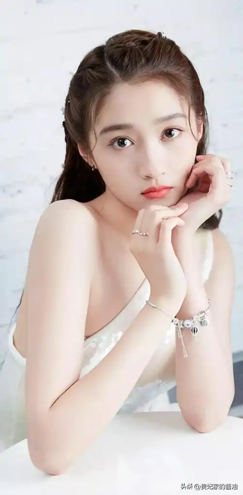 关晓彤个人简历资料(关晓彤) - 泉兴百科