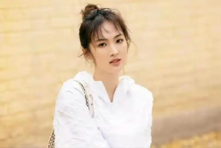 华为二公主姚安娜:住5亿豪宅出门坐飞机,身家百亿却非要当明星 - 娱乐