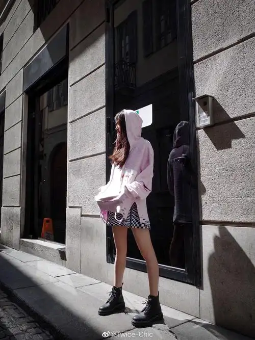 杨幂| 漫步在米兰. 身着宽大外套与格纹吊带裙