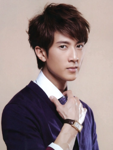 吴尊晒一家四口亲亲照上热搜,本以为很甜蜜,不料评论区一片翻车