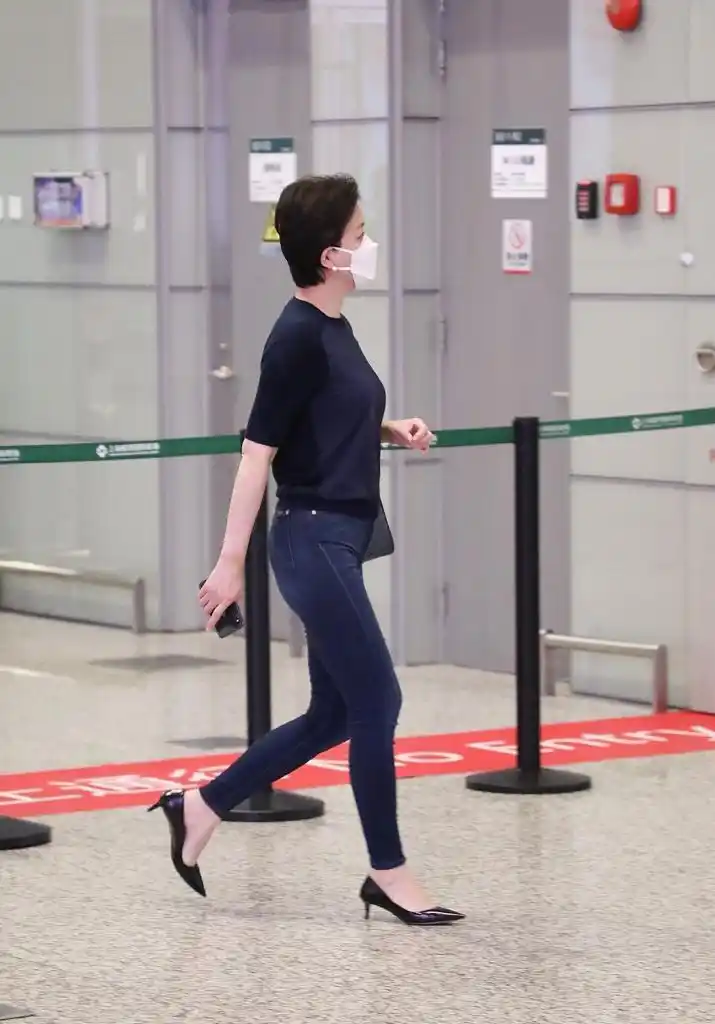 杨澜罕见穿紧身牛仔裤,配简约针织衫走机场,一看身材就很自律_手机