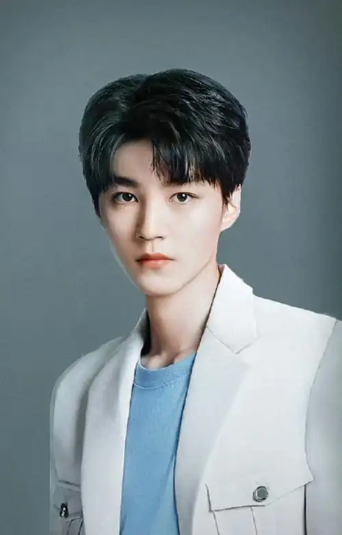 的证件照,五官端正,棱角分明,好正好赏心悦目一帅哥@tfboys-王俊凯