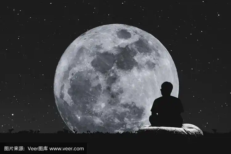 在满月的夜晚,一个男人放松地坐着
