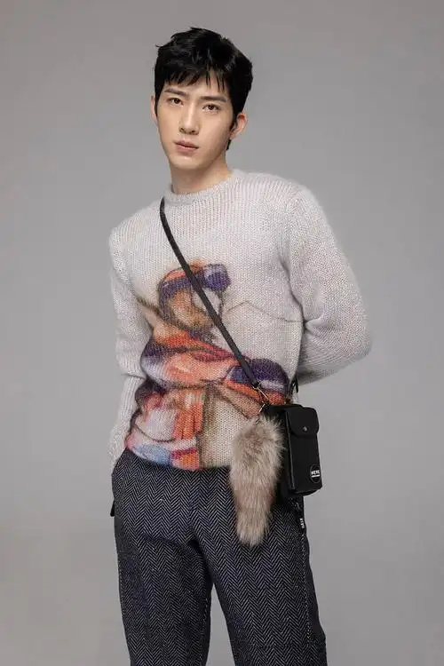 井柏然身着印花毛衣温柔软糯 演绎冬日动感新时尚