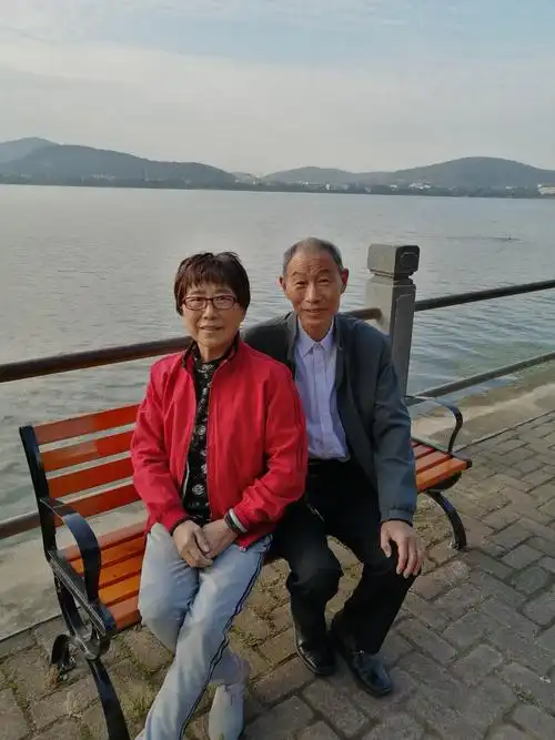 夫妻俩一起合影留念