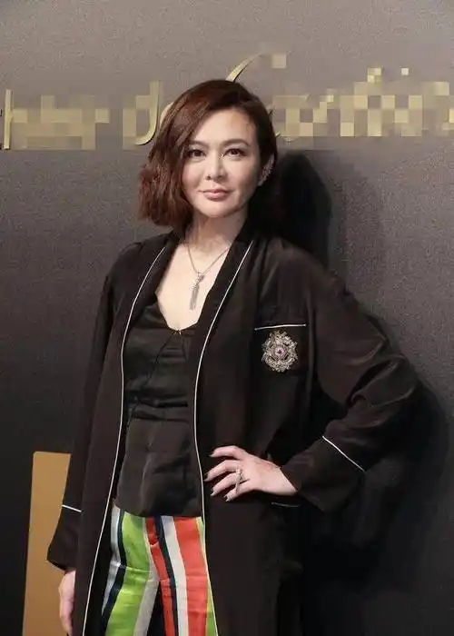 在娱乐圈出道这么多年了,关之琳的女人味一点没少,反而随着年龄的增加