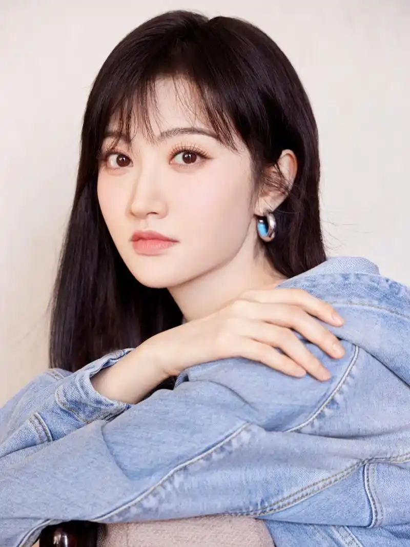 景甜这身穿搭特有一种邻家小妹的感觉,好清纯可爱!