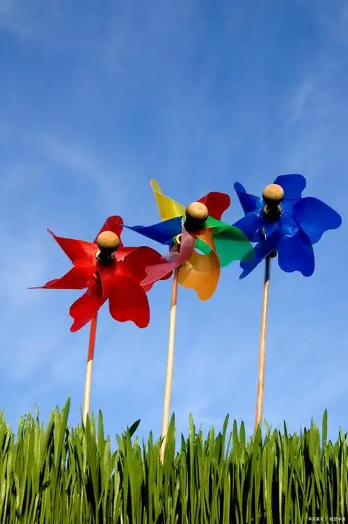 小风车:童心飞扬的花园装饰品