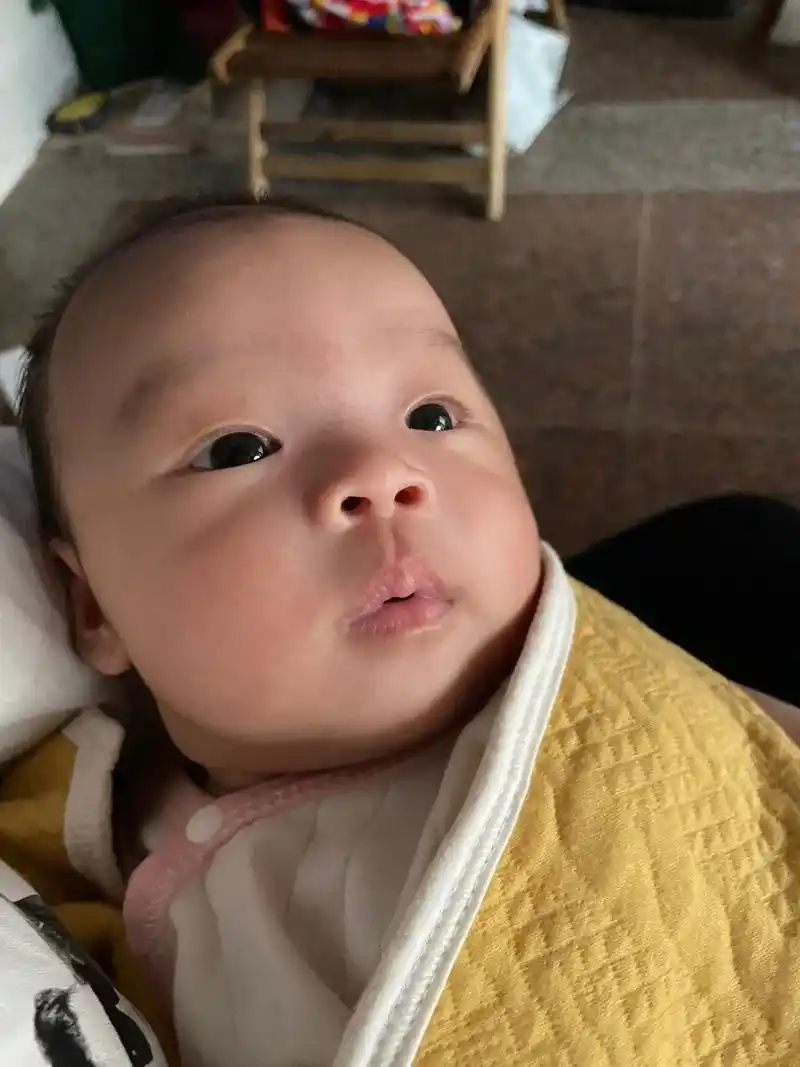 真快吖你也是个九个月的宝宝了