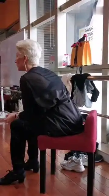 世界拉丁舞冠军乔安娜,简单的2个动作,就让女孩舞蹈感觉高大上