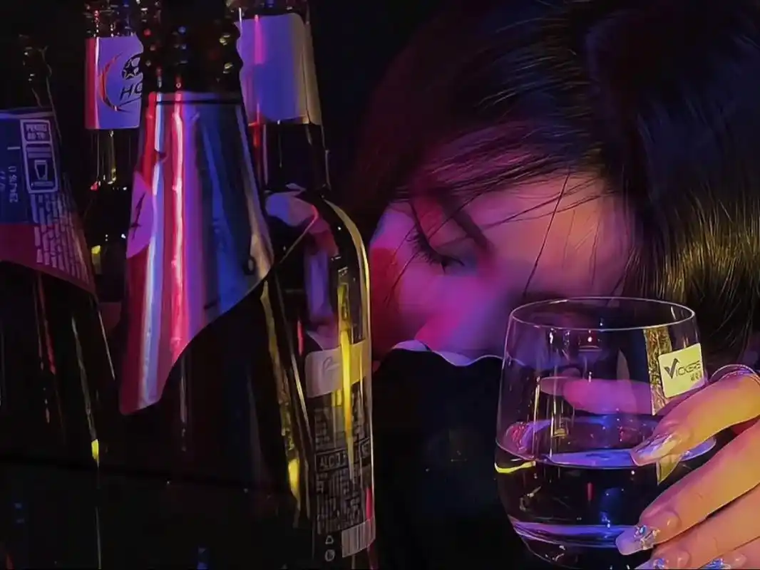 「女人喝酒后,朋友圈这样发」 1. 谁不是喝酒喝到吐