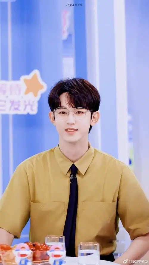 看@郭俊辰_fiction脸上有点东西,除了眼镜还有点帅气笑起来是阳光男大