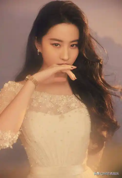 刘亦菲乡间骑自行车!