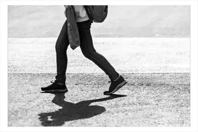 舒涵│黑白影像"行走的脚步"(图文原创)
