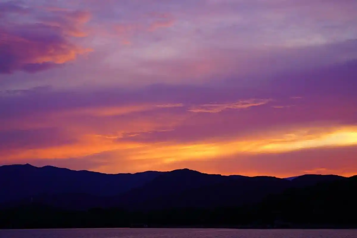 近日,北京傍晚的天空出现绝美晚霞,火红的霞光洒满昆明湖,整个颐和园