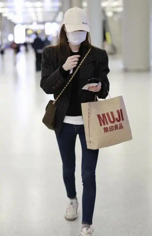 赵嘉敏的"小脏鞋"很普通,但这"铅笔腿",却是女生的理想腿型