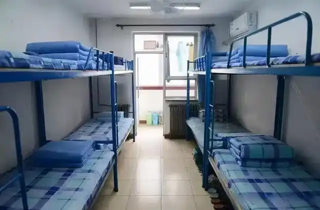 该不该让孩子住校?父母请三思