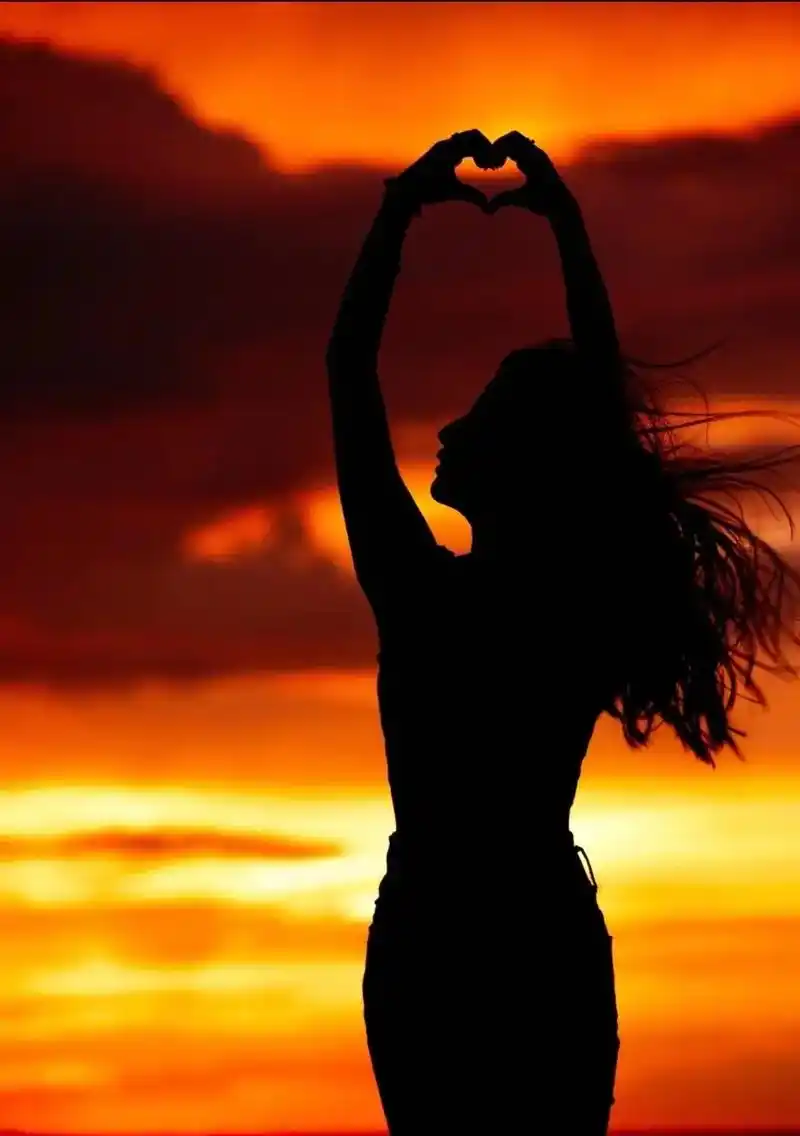 进货了.抽时间,我也来一组剪影#夕阳下的背影 #日落92 # - 抖音