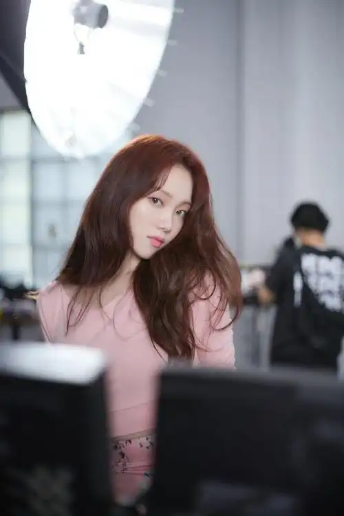 李圣经最新画报拍摄花絮,牛奶肌配红棕色波浪长发,女神范十足!