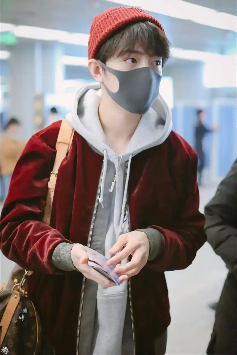 肖战机场生图|视觉中国