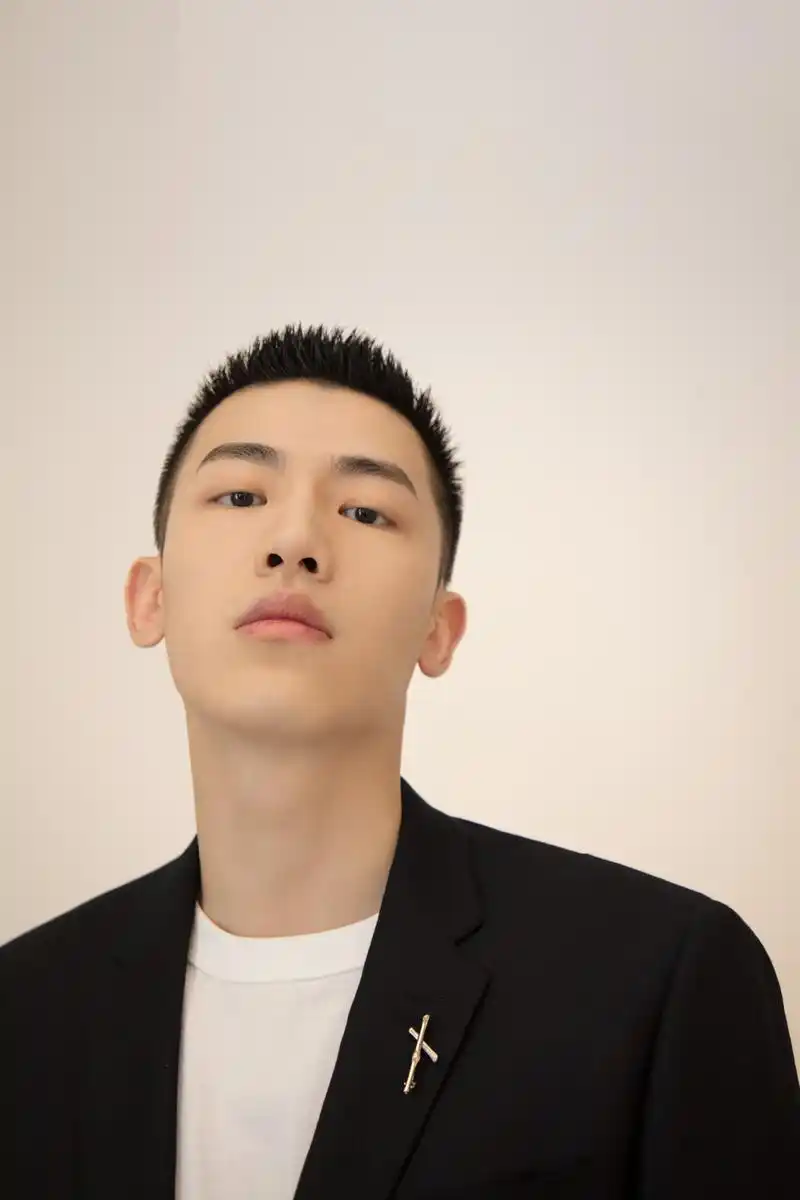 少年初试寸头造型,黑白演绎,时而温暖时而冷峻,今晚相见.