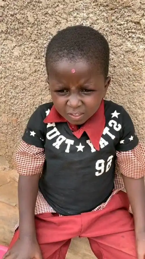 非洲小黑蛋,吃太多了,撑得难受