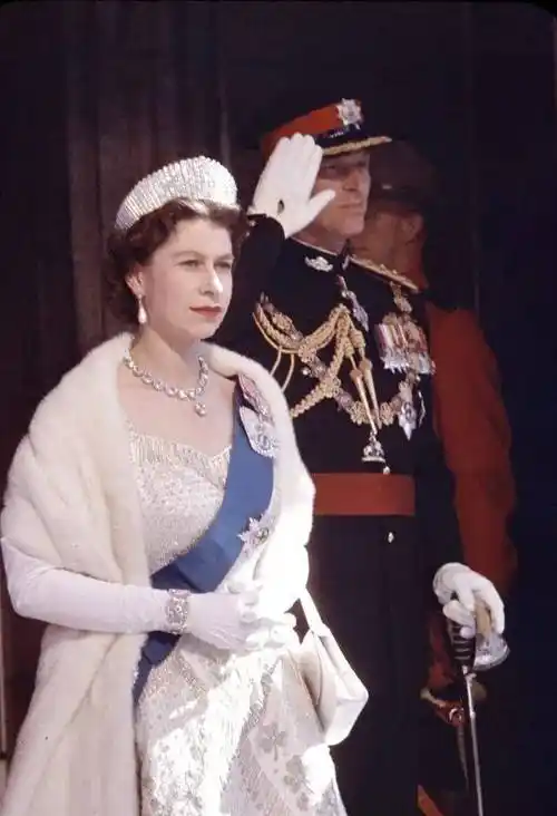 珠光宝气的英国女王,奢华珠宝搭配绝美礼服