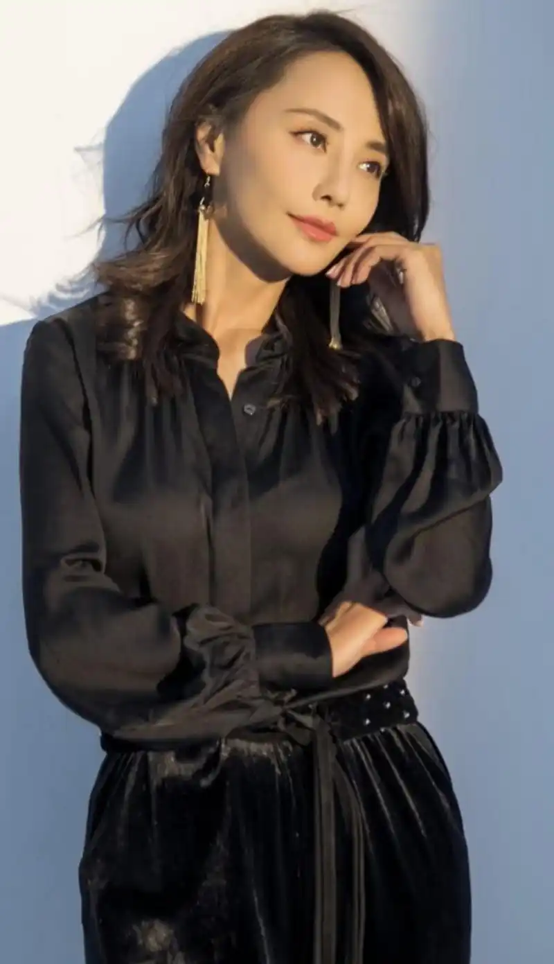 马雅舒近照真是嫩不少穿衣风格很御姐就是长得有点像秦岚