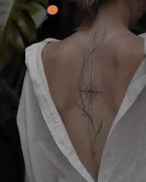 纹身  #纹身设计  #小清新纹身  #素花纹身  后背素花纹身几何线条