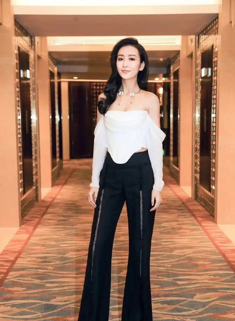 37岁的王鸥气质感全开,身穿一袭白色蕾丝连衣裙优雅大气