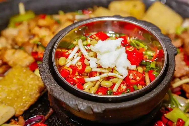 平锅烙锅使用的是铁锅,优点是受热均匀,传热快,食材入锅瞬间就能"滋滋