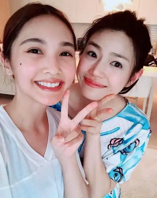 第二对是张钧甯和陈意涵,他们两个人都是中国台湾的女艺人,两个人都是