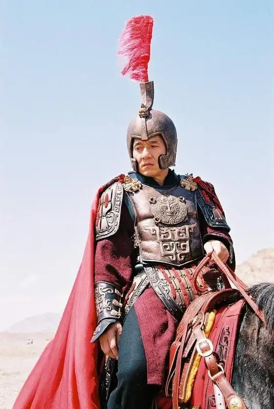 饰演古装大将军的成龙,身披将军铠甲英姿飒爽超帅气!