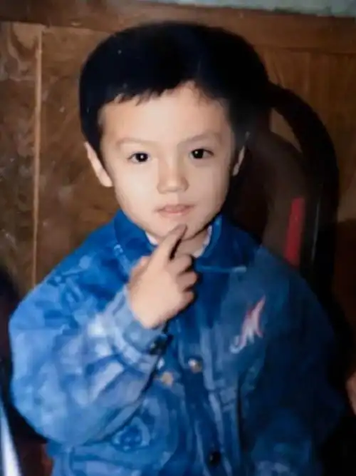 大家都知道黄子韬现在是一个非常精致的男孩子,他小时候给人的感觉