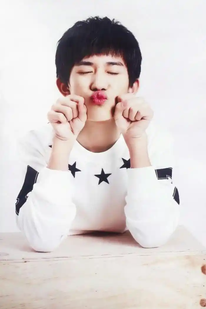 男明星双手托腮照,王俊凯呆萌又可爱,看到易烊千玺的真想亲一口