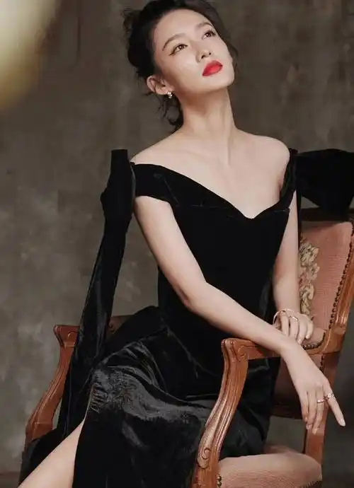 美艳女星李沁的高跟鞋美图_凉鞋_黑色_女明星