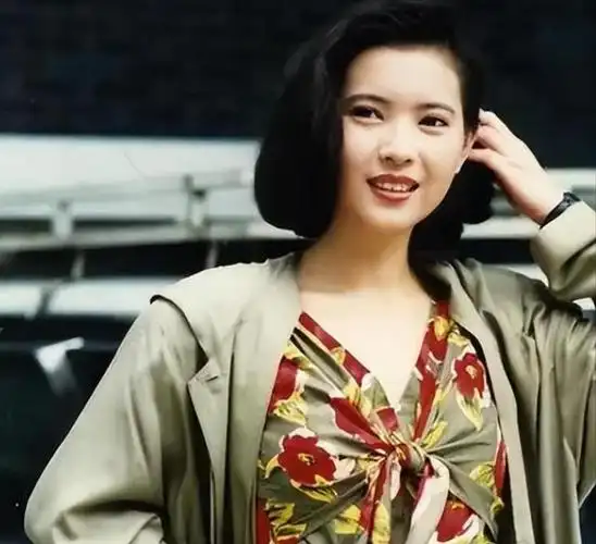 蓝洁瑛当年红遍港圈,为何沦落流浪街头,最终疯癫去世无人知?