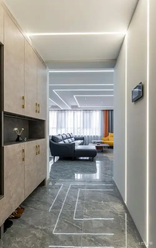 玄关,米色柜子搭配灰色大理石地砖让整块区域更有层次,些许金色点缀