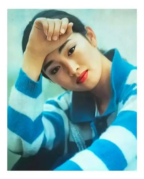 巩俐年轻时的旧照你都看过多少,当时的巩皇竟有几分青涩和甜美