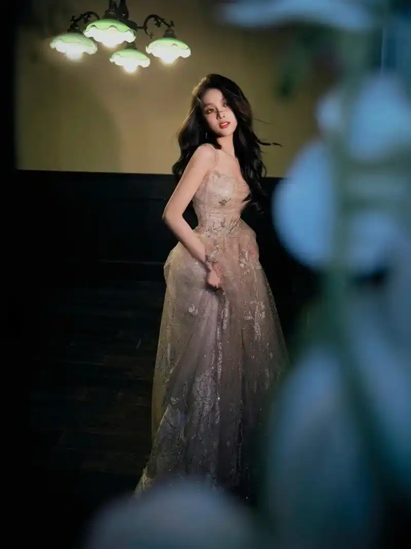 ivanyong礼服 吴宣仪是星辰公主降临人间  一抹流动的光晕温润醇和 柔