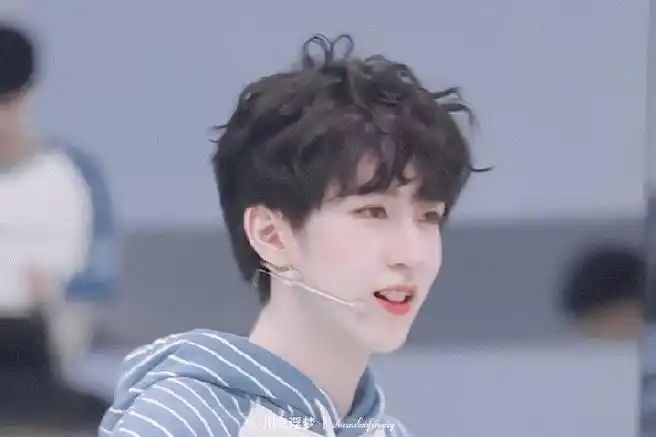 贺峻霖用头发比心