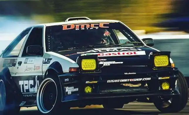 杀弯神器丰田ae86超另类改装v6引擎后置涡轮