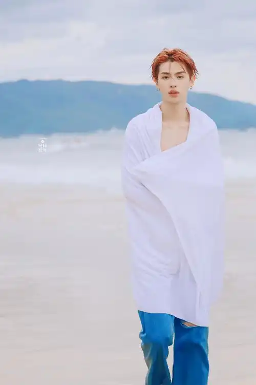 黄明昊海边浴巾大片