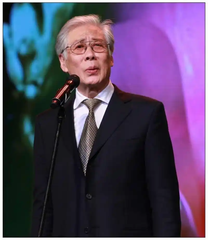 焦晃很生气地说:"我们都是单身,在一起交往有什么不对"?