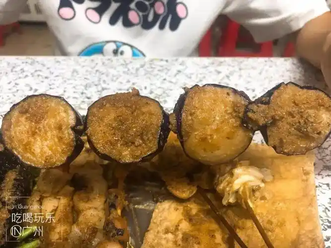 "又小又破"的炸串店!火了20多年,味道,价格却一直没变!_老板